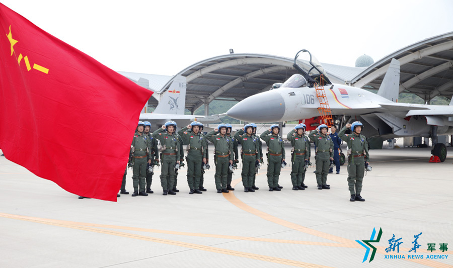 ↑軍旗招展，航空驕子對(duì)藍(lán)天宣誓。