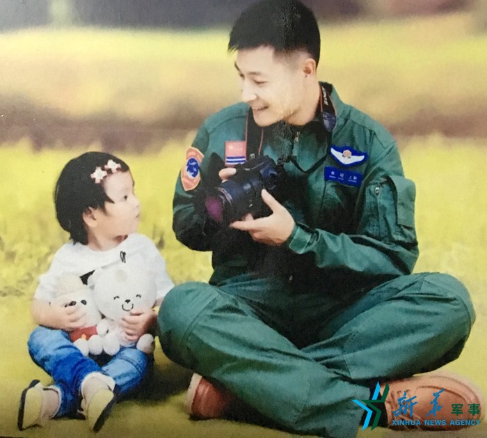 ↑資料圖片：被選為艦載戰(zhàn)斗機(jī)飛行員的張超與女兒合影。