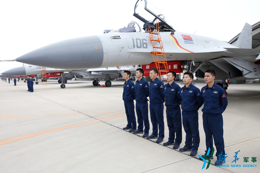 ↑機(jī)務(wù)官兵為戰(zhàn)鷹保駕護(hù)航。