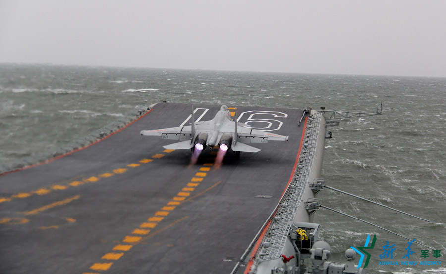 ↑資料圖片：艦載戰(zhàn)斗機起飛瞬間。