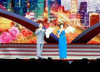 京劇演員于魁智、李勝素獻(xiàn)唱京劇《我是中國人》