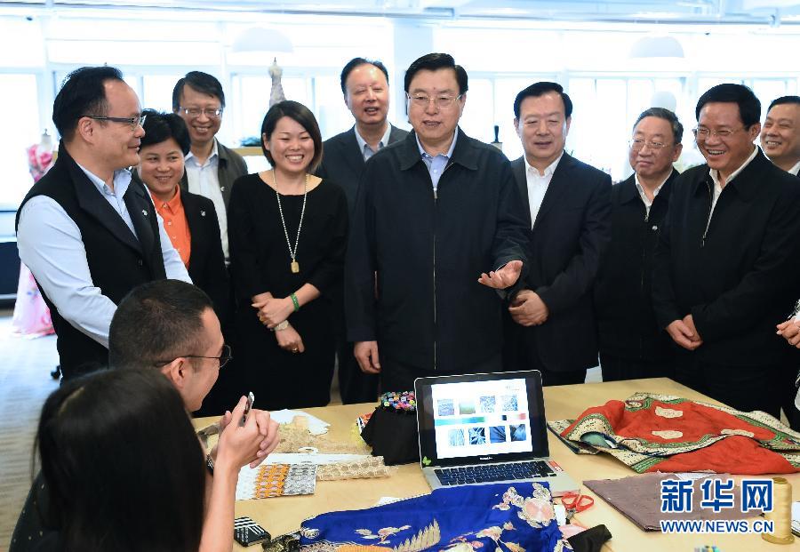 5月8日至11日，中共中央政治局常委、全國人大常委會(huì)委員長(zhǎng)張德江在浙江調(diào)研。這是5月9日，張德江來到位于嘉興市的雅瑩服裝有限公司，了解公司的服裝設(shè)計(jì)、生產(chǎn)和銷售情況。新華社記者 馬占成 攝 