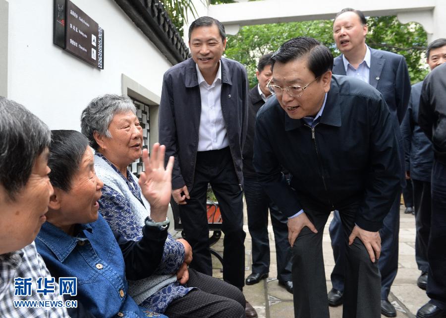 這是5月10日，張德江來到杭州市小營街道調(diào)研，并與市民親切交談。新華社記者 馬占成 攝 