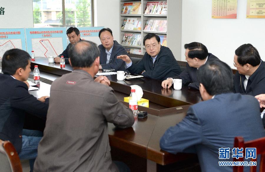 這是5月9日，張德江到湖州市妙西鎮(zhèn)調(diào)研，與基層人大代表座談。新華社記者 馬占成 攝 