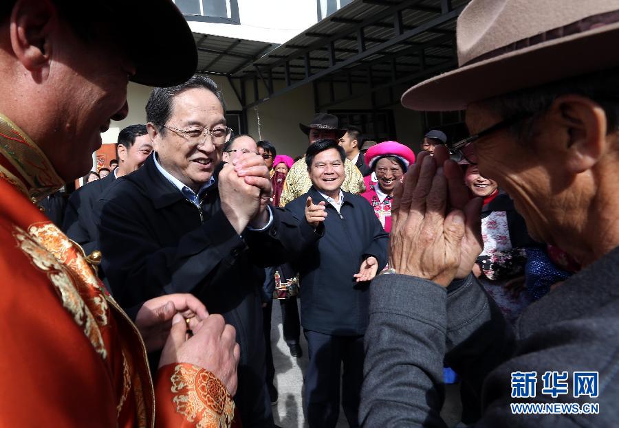 這是5月16日，俞正聲在香格里拉縣建塘鎮(zhèn)金龍社區(qū)與居民們親切交談。 新華社記者 劉衛(wèi)兵 攝