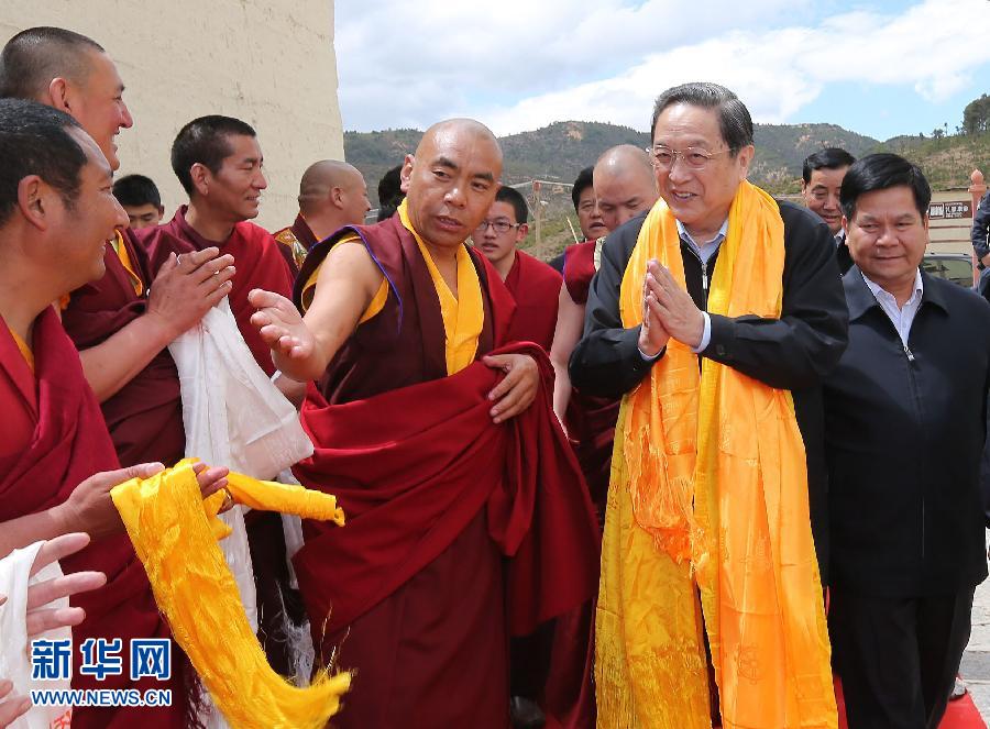 這是5月16日，俞正聲在松贊林寺看望宗教界人士。 新華社記者 劉衛(wèi)兵 攝