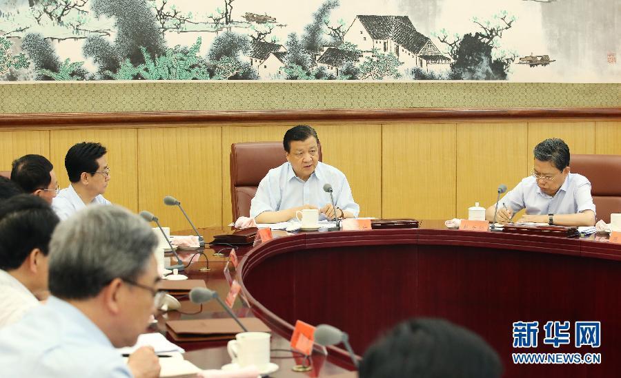 6月24日，中共中央政治局常委、中央黨的群眾路線教育實(shí)踐活動(dòng)領(lǐng)導(dǎo)小組組長(zhǎng)劉云山在北京主持召開中央黨的群眾路線教育實(shí)踐活動(dòng)領(lǐng)導(dǎo)小組會(huì)議。新華社記者 姚大偉 攝 