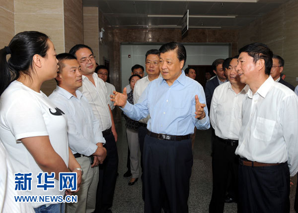 這是7月18日，劉云山在青海省政府行政服務和公共資源交易中心調研。新華社記者 饒愛民 攝