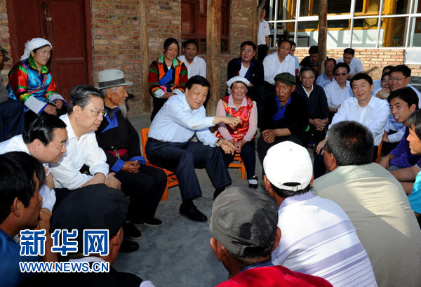 這是7月17日，劉云山在海東市互助土族自治縣東山鄉(xiāng)白牙合村同基層干部群眾座談。新華社記者 饒愛民 攝 