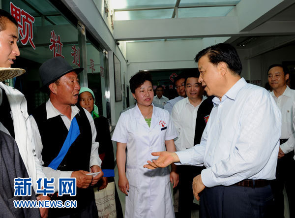 這是7月17日，劉云山在海東市互助土族自治縣中醫(yī)院調研。新華社記者 饒愛民 攝