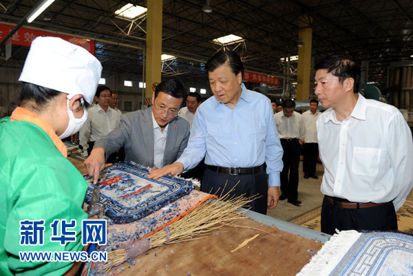 這是7月18日，劉云山在青海藏羊地毯集團有限公司調研。新華社記者 饒愛民 攝