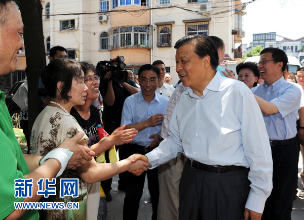 這是7月22日，劉云山在上海市普陀區(qū)桃浦鎮(zhèn)蓮花公寓居委會(huì)調(diào)研時(shí)同社區(qū)居民親切握手。新華社記者 饒愛民 攝