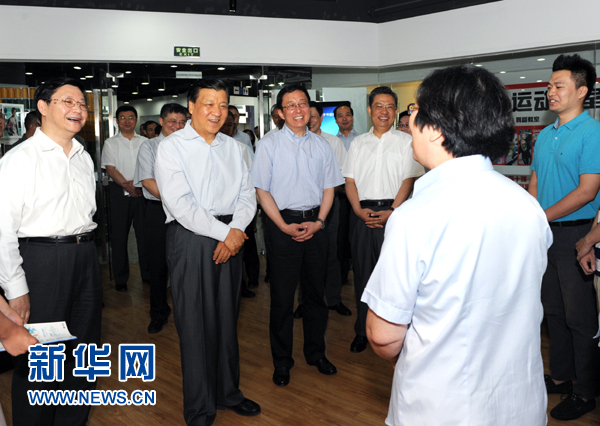 這是7月22日，劉云山在上海市靜安區(qū)就樓宇黨建工作進(jìn)行調(diào)研。新華社記者 饒愛民 攝 