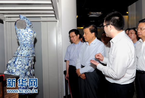 這是7月22日，劉云山在上海國家對外文化貿(mào)易基地調(diào)研。新華社記者 饒愛民 攝 
