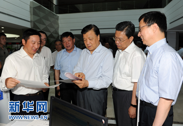  7月22日至23日，中共中央政治局常委、中央書記處書記劉云山在上海調(diào)研。這是7月22日，劉云山在中國（上海）自貿(mào)試驗(yàn)區(qū)外高橋綜合服務(wù)大廳調(diào)研。新華社記者 饒愛民 攝 