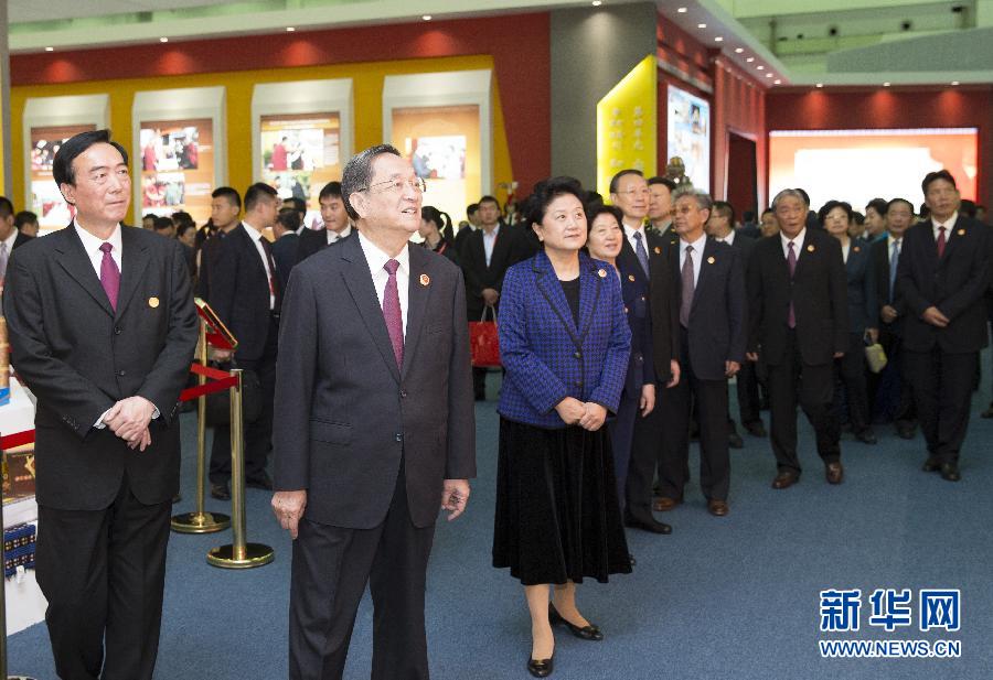 9月7日，中共中央政治局常委、全國(guó)政協(xié)主席、中央代表團(tuán)團(tuán)長(zhǎng)俞正聲率代表團(tuán)全體成員來到拉薩西藏會(huì)展中心，出席《圓夢(mèng)中國(guó)西藏華章——西藏自治區(qū)成立50年成就展》開幕式并參觀展覽。 新華社記者 黃敬文 攝 