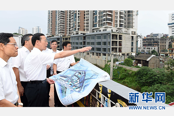 9月16日至18日，中共中央政治局常委、國務(wù)院副總理張高麗在廣西調(diào)研。這是9月16日，張高麗實地考察南寧水街棚戶區(qū)改造項目現(xiàn)場。 新華社記者張鐸攝 