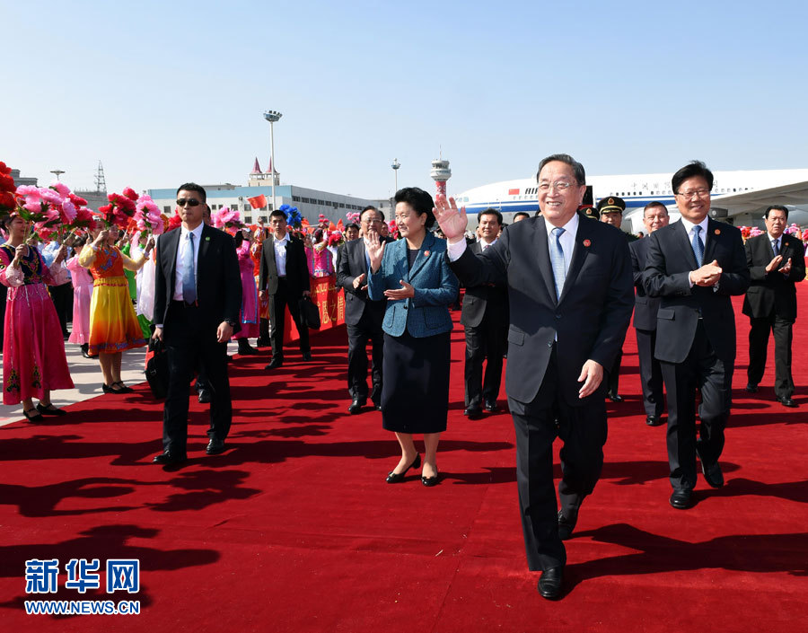  9月25日，以中共中央政治局常委、全國(guó)政協(xié)主席俞正聲為團(tuán)長(zhǎng)的中央代表團(tuán)飛抵烏魯木齊，出席新疆維吾爾自治區(qū)成立60周年慶祝活動(dòng)。新華社記者 饒愛(ài)民 攝