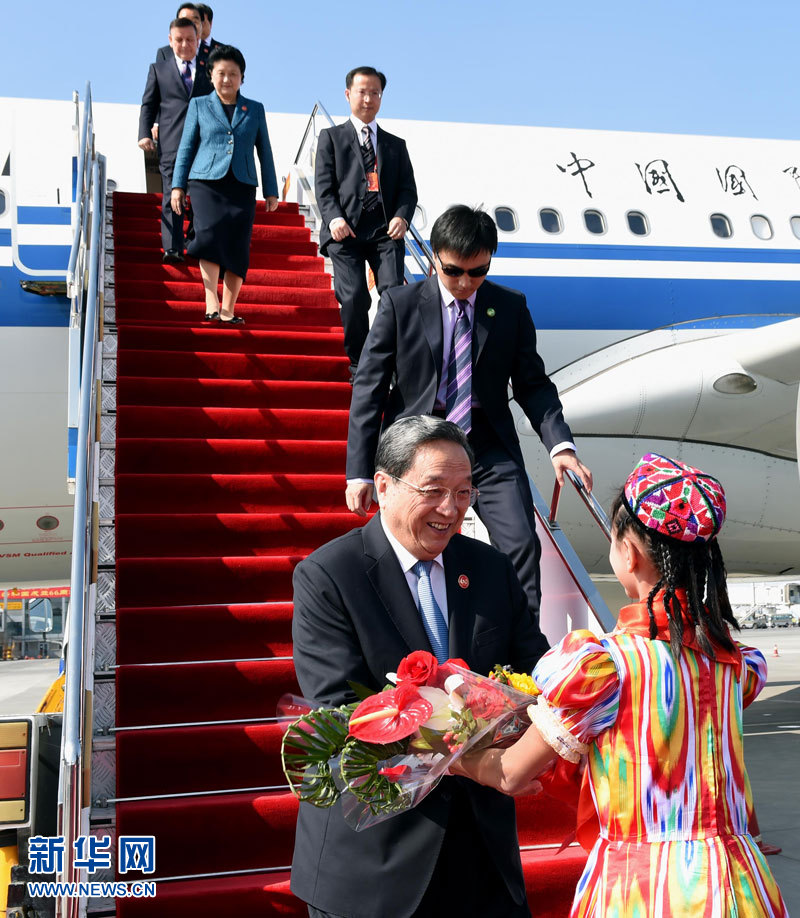 9月25日，以中共中央政治局常委、全國(guó)政協(xié)主席俞正聲為團(tuán)長(zhǎng)的中央代表團(tuán)飛抵烏魯木齊，出席新疆維吾爾自治區(qū)成立60周年慶?；顒?dòng)。新華社記者 饒愛(ài)民 攝