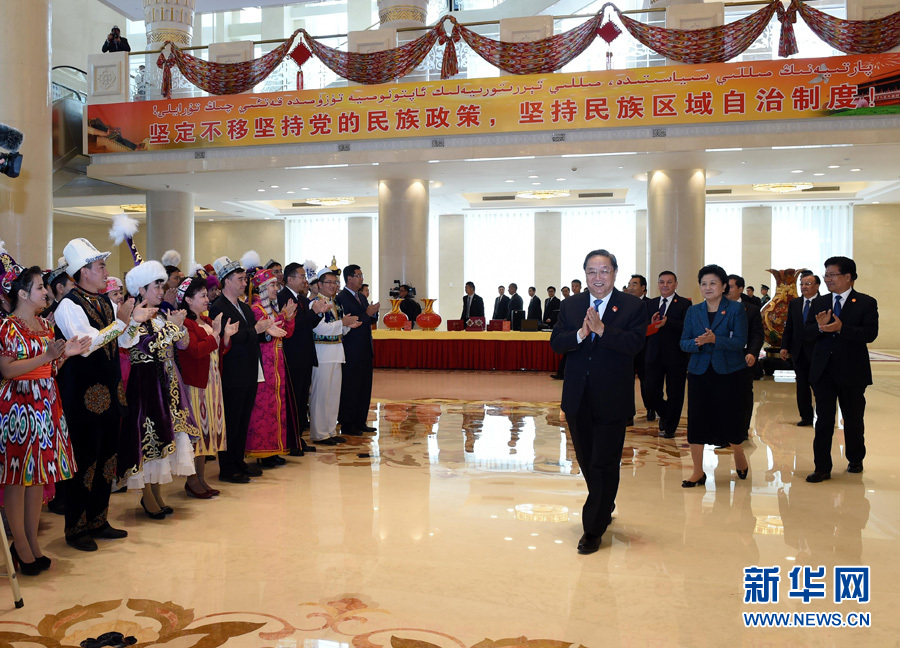 9月25日，中共中央政治局常委、全國政協(xié)主席、中央代表團團長俞正聲率中央代表團出席向新疆維吾爾自治區(qū)贈送紀念品儀式。 新華社記者饒愛民 攝 