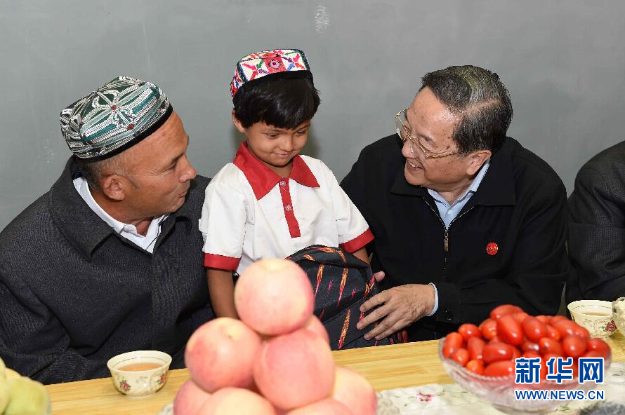 9月27日，中共中央政治局常委、全國政協(xié)主席、中央代表團團長俞正聲率中央代表團部分成員赴喀什地區(qū)莎車縣看望各族干部群眾。這是俞正聲到新疆生產(chǎn)建設(shè)兵團第三師莎車農(nóng)場維吾爾族團場職工家中看望，并向小朋友贈送學習用品。新華社記者 饒愛民 攝