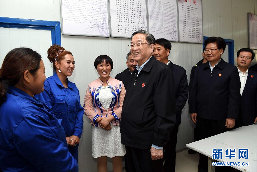 9月27日，中共中央政治局常委、全國政協(xié)主席、中央代表團團長俞正聲率中央代表團部分成員來到新疆英吉沙縣喀什中興手套有限公司考察。新華社記者 饒愛民 攝 