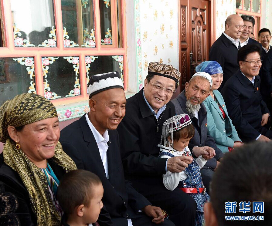 9月27日，中共中央政治局常委、全國政協(xié)主席、中央代表團團長俞正聲率中央代表團部分成員赴喀什地區(qū)莎車縣看望各族干部群眾。這是俞正聲在莎車縣艾力西湖鎮(zhèn)21村看望維吾爾族村民阿布來提·阿不力孜一家。新華社記者 饒愛民 攝