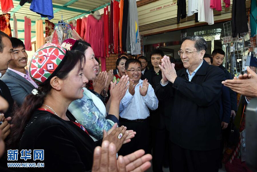 9月27日，中共中央政治局常委、全國政協(xié)主席、中央代表團團長俞正聲率中央代表團部分成員赴喀什地區(qū)莎車縣看望各族干部群眾。這是俞正聲在莎車縣艾力西湖鎮(zhèn)21村看望慰問維吾爾族群眾。新華社記者 饒愛民 攝