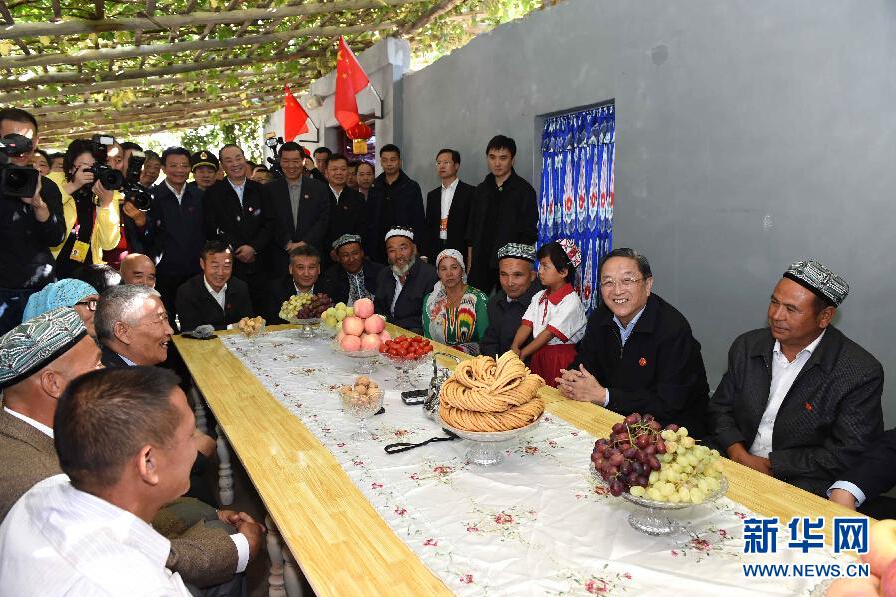 9月27日，中共中央政治局常委、全國政協(xié)主席、中央代表團團長俞正聲率中央代表團部分成員赴喀什地區(qū)莎車縣看望各族干部群眾。這是俞正聲到新疆生產(chǎn)建設(shè)兵團第三師莎車農(nóng)場維吾爾族團場職工家中看望。新華社記者 饒愛民 攝