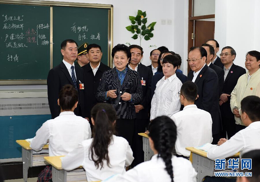 9月27日，中共中央政治局委員、國(guó)務(wù)院副總理、中央代表團(tuán)副團(tuán)長(zhǎng)劉延?xùn)|率中央代表團(tuán)分團(tuán)，帶著黨中央、國(guó)務(wù)院的親切關(guān)懷和全國(guó)各族人民的深切情誼，來(lái)到和田地區(qū)、阿克蘇地區(qū)慰問各族干部群眾，并祝賀大家中秋節(jié)快樂。這是劉延?xùn)|視察對(duì)口援建的和田天津中學(xué)。新華社記者 張領(lǐng) 攝