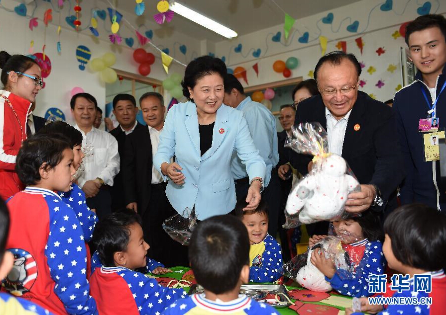 9月27日，中共中央政治局委員、國(guó)務(wù)院副總理、中央代表團(tuán)副團(tuán)長(zhǎng)劉延?xùn)|率中央代表團(tuán)分團(tuán)，帶著黨中央、國(guó)務(wù)院的親切關(guān)懷和全國(guó)各族人民的深切情誼，來(lái)到和田地區(qū)、阿克蘇地區(qū)慰問各族干部群眾，并祝賀大家中秋節(jié)快樂。這是劉延?xùn)|在阿克蘇市“雙語(yǔ)”幼兒園與孩子們?cè)谝黄?。新華社記者 張領(lǐng) 攝