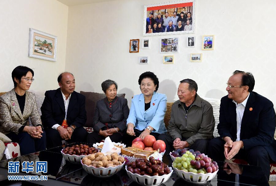 9月27日，中共中央政治局委員、國(guó)務(wù)院副總理、中央代表團(tuán)副團(tuán)長(zhǎng)劉延?xùn)|率中央代表團(tuán)分團(tuán)，帶著黨中央、國(guó)務(wù)院的親切關(guān)懷和全國(guó)各族人民的深切情誼，來(lái)到和田地區(qū)、阿克蘇地區(qū)慰問各族干部群眾，并祝賀大家中秋節(jié)快樂。這是劉延?xùn)|來(lái)到新疆生產(chǎn)建設(shè)兵團(tuán)第一師五團(tuán)團(tuán)場(chǎng)退休職工包春祥家中慰問。新華社記者 張領(lǐng) 攝