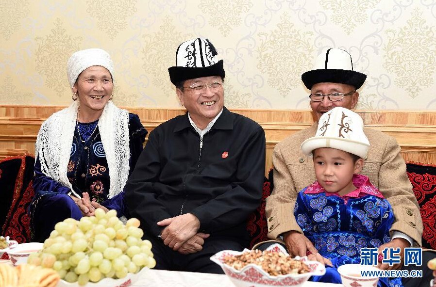 9月28日，中共中央政治局常委、全國政協(xié)主席、中央代表團(tuán)團(tuán)長俞正聲率中央代表團(tuán)部分成員赴祖國最西端的新疆克孜勒蘇柯爾克孜自治州看望慰問各族干部群眾。這是俞正聲來到阿圖什市光明街道辦事處團(tuán)結(jié)路社區(qū)看望柯爾克孜族居民。新華社記者 饒愛民 攝