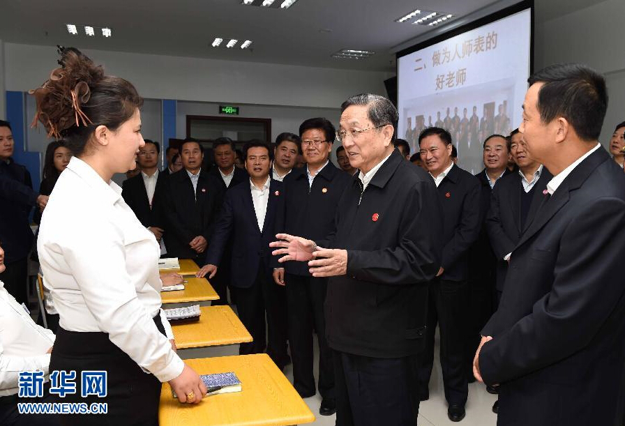 9月28日，中共中央政治局常委、全國政協(xié)主席、中央代表團(tuán)團(tuán)長俞正聲率中央代表團(tuán)部分成員赴祖國最西端的新疆克孜勒蘇柯爾克孜自治州看望慰問各族干部群眾。這是俞正聲來到克州雙語師資培訓(xùn)學(xué)校，與老師、學(xué)員交流談心。新華社記者 饒愛民 攝
