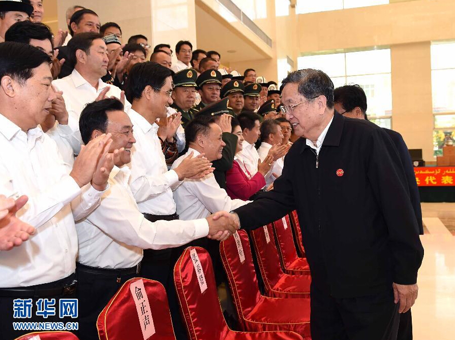 9月28日，中共中央政治局常委、全國政協(xié)主席、中央代表團(tuán)團(tuán)長俞正聲率中央代表團(tuán)部分成員赴祖國最西端的新疆克孜勒蘇柯爾克孜自治州看望慰問各族干部群眾。這是俞正聲接見克州有關(guān)負(fù)責(zé)同志、各界人士代表和援疆干部代表。新華社記者 饒愛民 攝