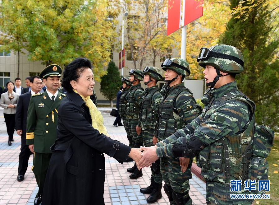 9月28日，中共中央政治局委員、國(guó)務(wù)院副總理、中央代表團(tuán)副團(tuán)長(zhǎng)劉延?xùn)|率中央代表團(tuán)分團(tuán)赴阿克蘇地區(qū)、伊犁哈薩克自治州慰問，與各族干部群眾共度節(jié)日、共享歡樂。這是劉延?xùn)|在伊犁武警8660部隊(duì)駐地慰問官兵。新華社記者張領(lǐng)攝