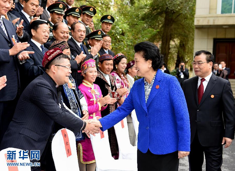 9月28日，中共中央政治局委員、國(guó)務(wù)院副總理、中央代表團(tuán)副團(tuán)長(zhǎng)劉延?xùn)|率中央代表團(tuán)分團(tuán)赴阿克蘇地區(qū)、伊犁哈薩克自治州慰問，與各族干部群眾共度節(jié)日、共享歡樂。這是劉延?xùn)|接見伊犁黨政軍負(fù)責(zé)同志和各族各界人士、先進(jìn)模范、援疆干部代表等。新華社記者張領(lǐng)攝