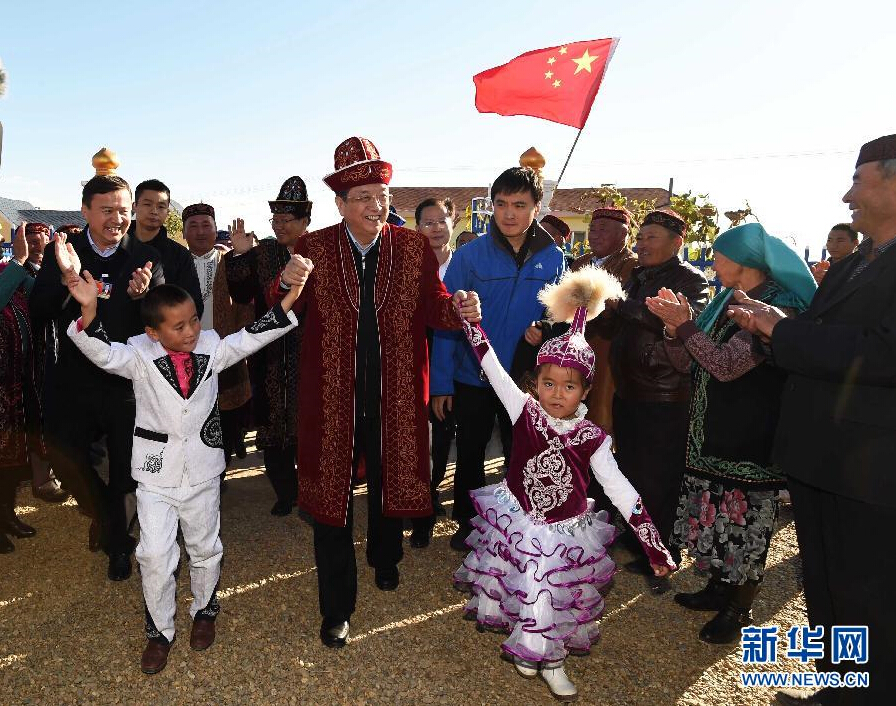 9月29日，中共中央政治局常委、全國政協(xié)主席、中央代表團團長俞正聲率中央代表團部分成員赴阿勒泰地區(qū)看望各族干部群眾。這是俞正聲來到布爾津縣也拉曼牧民定居新村看望哈薩克族牧民。新華社記者 高潔 攝
