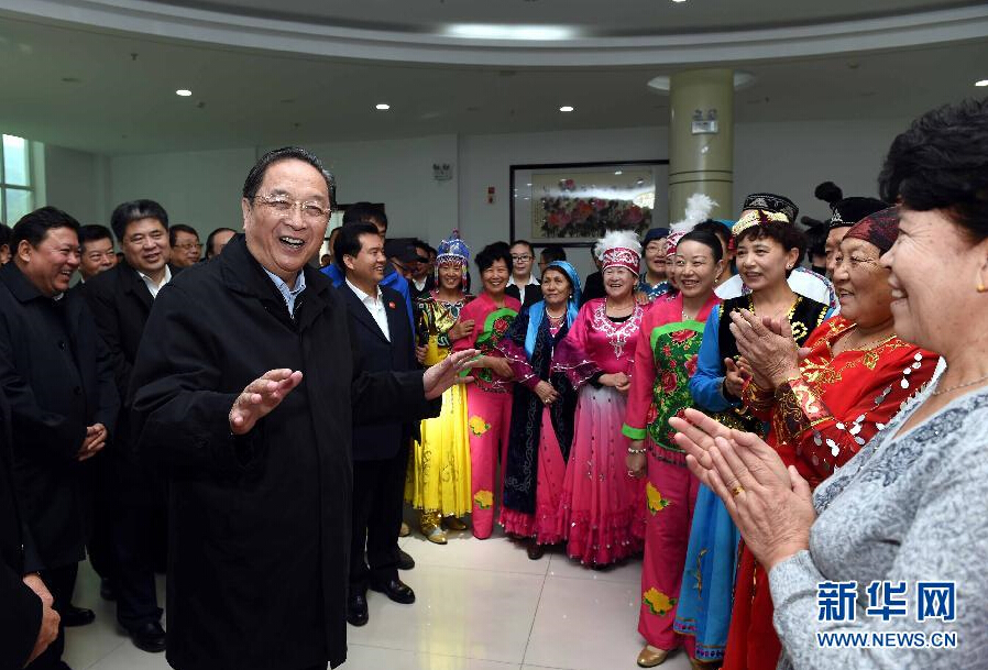 9月29日，中共中央政治局常委、全國政協(xié)主席、中央代表團團長俞正聲率中央代表團部分成員赴阿勒泰地區(qū)看望各族干部群眾。這是俞正聲來到阿勒泰地區(qū)老年人活動中心慰問群眾。新華社記者 饒愛民 攝