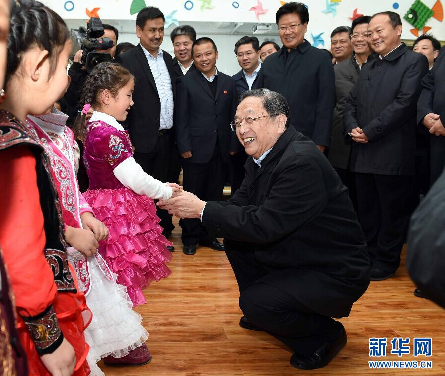 9月29日，中共中央政治局常委、全國政協(xié)主席、中央代表團團長俞正聲率中央代表團部分成員赴阿勒泰地區(qū)看望各族干部群眾。這是俞正聲來到布爾津縣也拉曼牧民定居新村幼兒園，同小朋友交流。新華社記者 饒愛民 攝