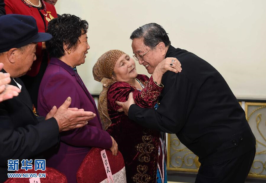 9月29日，中共中央政治局常委、全國政協(xié)主席、中央代表團團長俞正聲率中央代表團部分成員赴阿勒泰地區(qū)看望各族干部群眾。這是俞正聲接見阿勒泰地區(qū)有關負責同志、各界人士代表和援疆干部代表時與維吾爾族老人阿尼帕·阿力馬洪親切擁抱。阿尼帕·阿力馬洪先后收養(yǎng)漢、回、維吾爾、哈薩克4個民族的10個孤兒。新華社記者 饒愛民 攝 