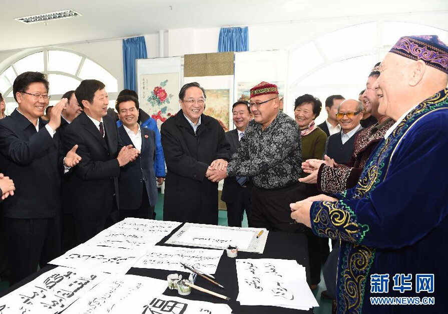 9月29日，中共中央政治局常委、全國政協(xié)主席、中央代表團團長俞正聲率中央代表團部分成員赴阿勒泰地區(qū)看望各族干部群眾。這是俞正聲來到阿勒泰地區(qū)老年人活動中心，觀看老同志書畫展，同老同志親切交談。新華社記者 高潔 攝