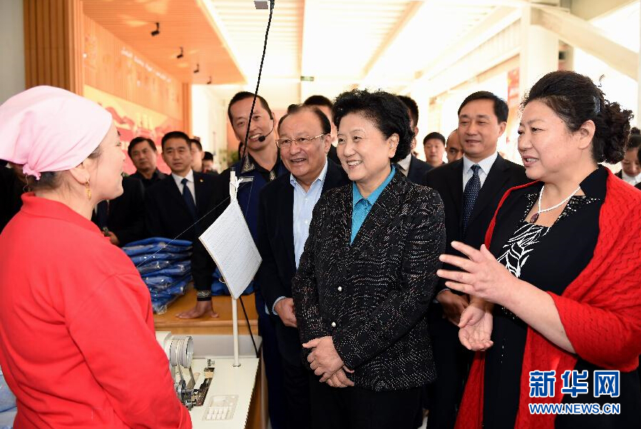 9月29日，中共中央政治局委員、國(guó)務(wù)院副總理、中央代表團(tuán)副團(tuán)長(zhǎng)劉延?xùn)|率中央代表團(tuán)分團(tuán)在伊犁哈薩克自治州看望慰問(wèn)各族干部群眾。這是劉延?xùn)|來(lái)到伊寧市坤漠服裝有限公司考察慰問(wèn)，與維吾爾族女工阿里雅·克里木親切交談。新華社記者張領(lǐng)攝