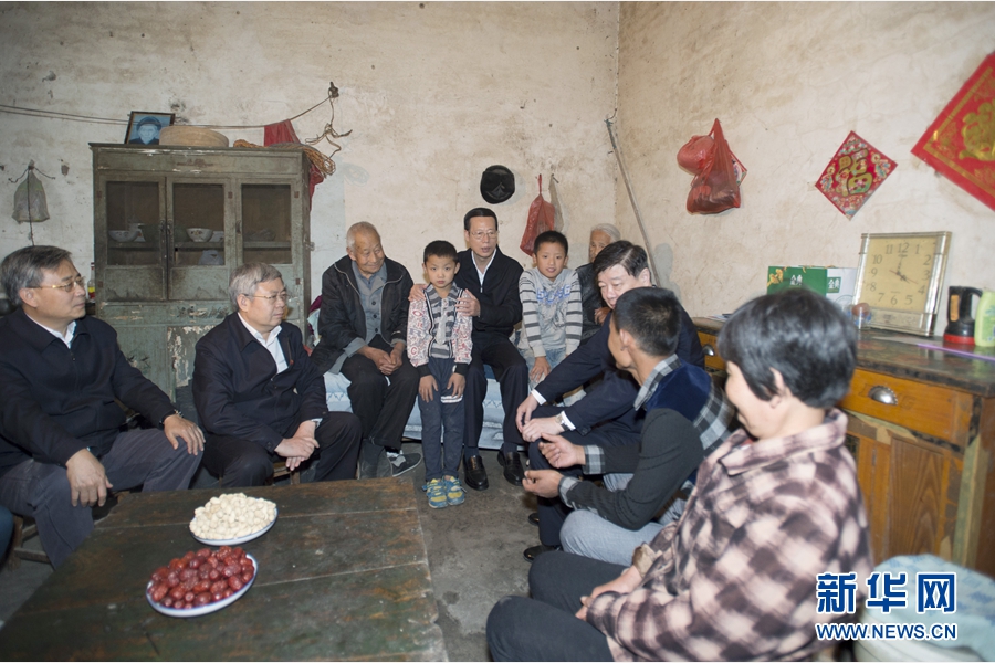 10月22日至23日，中共中央政治局常委、國務(wù)院副總理張高麗在山東調(diào)研扶貧工作情況。這是10月22日，張高麗在菏澤市巨野縣田莊鎮(zhèn)后屯村入戶看望生活困難村民。 新華社記者 王曄 攝