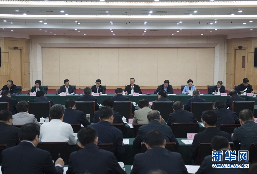 10月22日至23日，中共中央政治局常委、國務(wù)院副總理張高麗在山東調(diào)研扶貧工作情況。這是10月23日，張高麗在菏澤市主持召開扶貧工作座談會(huì)。 新華社記者 王曄 攝