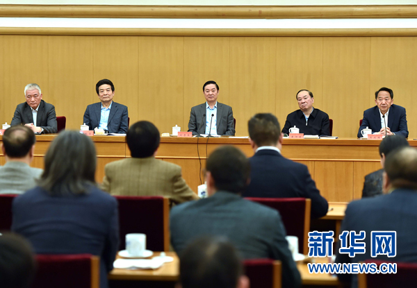 4月8日，中共中央政治局委員、中央書記處書記、中宣部部長劉奇葆在北京同講好中國故事專家學者、文化交流使者研討班學員座談。 新華社記者李濤 攝