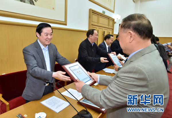 4月8日，中共中央政治局委員、中央書記處書記、中宣部部長劉奇葆在北京同講好中國故事專家學者、文化交流使者研討班學員座談。這是劉奇葆在座談會上向獲得講好中國故事文化交流使者稱號的代表頒發(fā)證書。新華社記者 李濤 攝