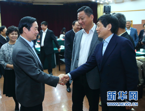 4月12日，中共中央政治局委員、中央書記處書記、中宣部部長(zhǎng)劉奇葆在北京出席“走向世界的中國(guó)兒童文學(xué)”座談會(huì)并講話。這是座談會(huì)后，劉奇葆與國(guó)際安徒生獎(jiǎng)獲得者、兒童文學(xué)作家曹文軒握手。新華社記者丁海濤攝