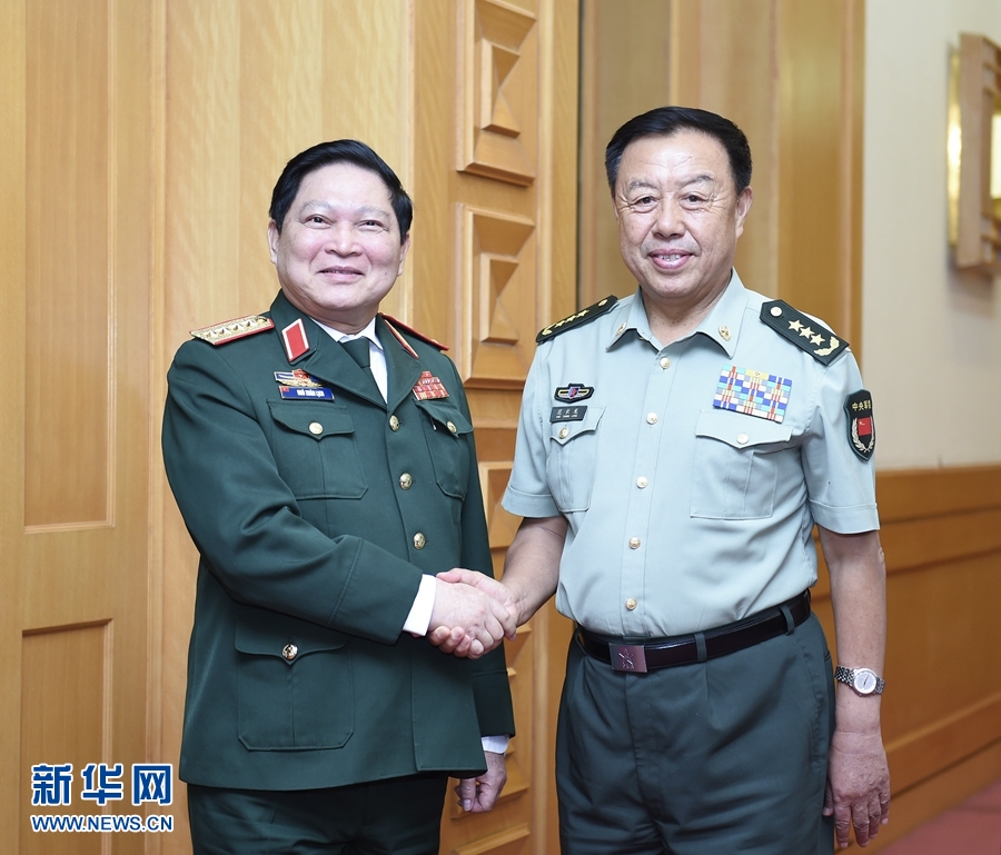 8月29日，中共中央政治局委員、中央軍委副主席范長(zhǎng)龍?jiān)诒本?huì)見(jiàn)越南共產(chǎn)黨中央政治局委員、國(guó)防部長(zhǎng)吳春歷。 新華社記者張領(lǐng)攝