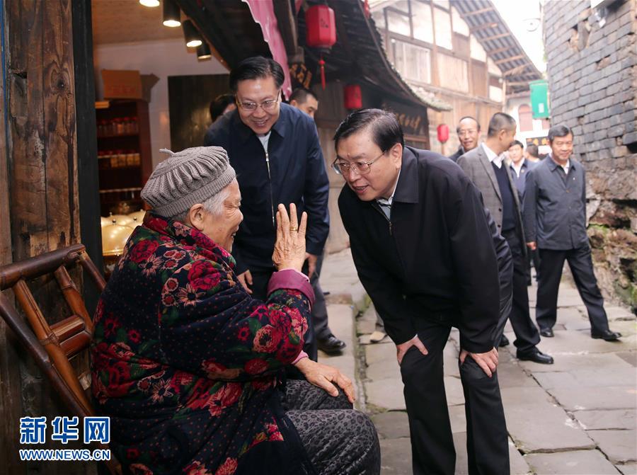 這是11月21日，張德江在宜賓李莊鎮(zhèn)同濟社區(qū)與居民親切交談。 新華社記者 劉衛(wèi)兵 攝 